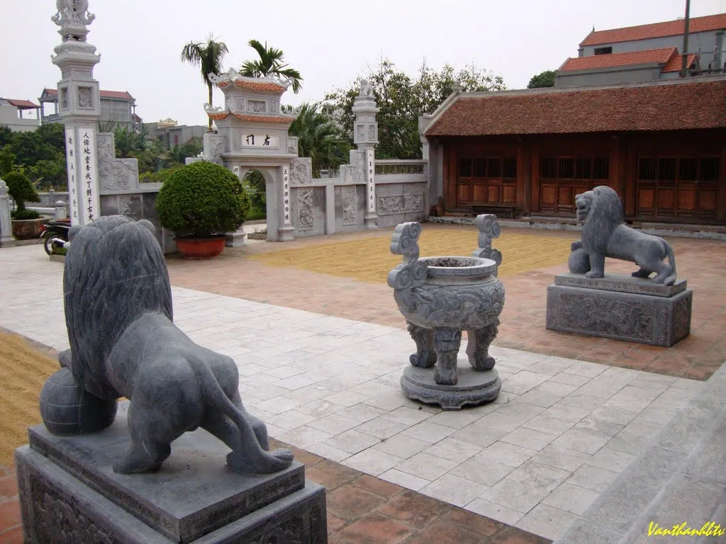 Khuôn viên Đình Tình Quang