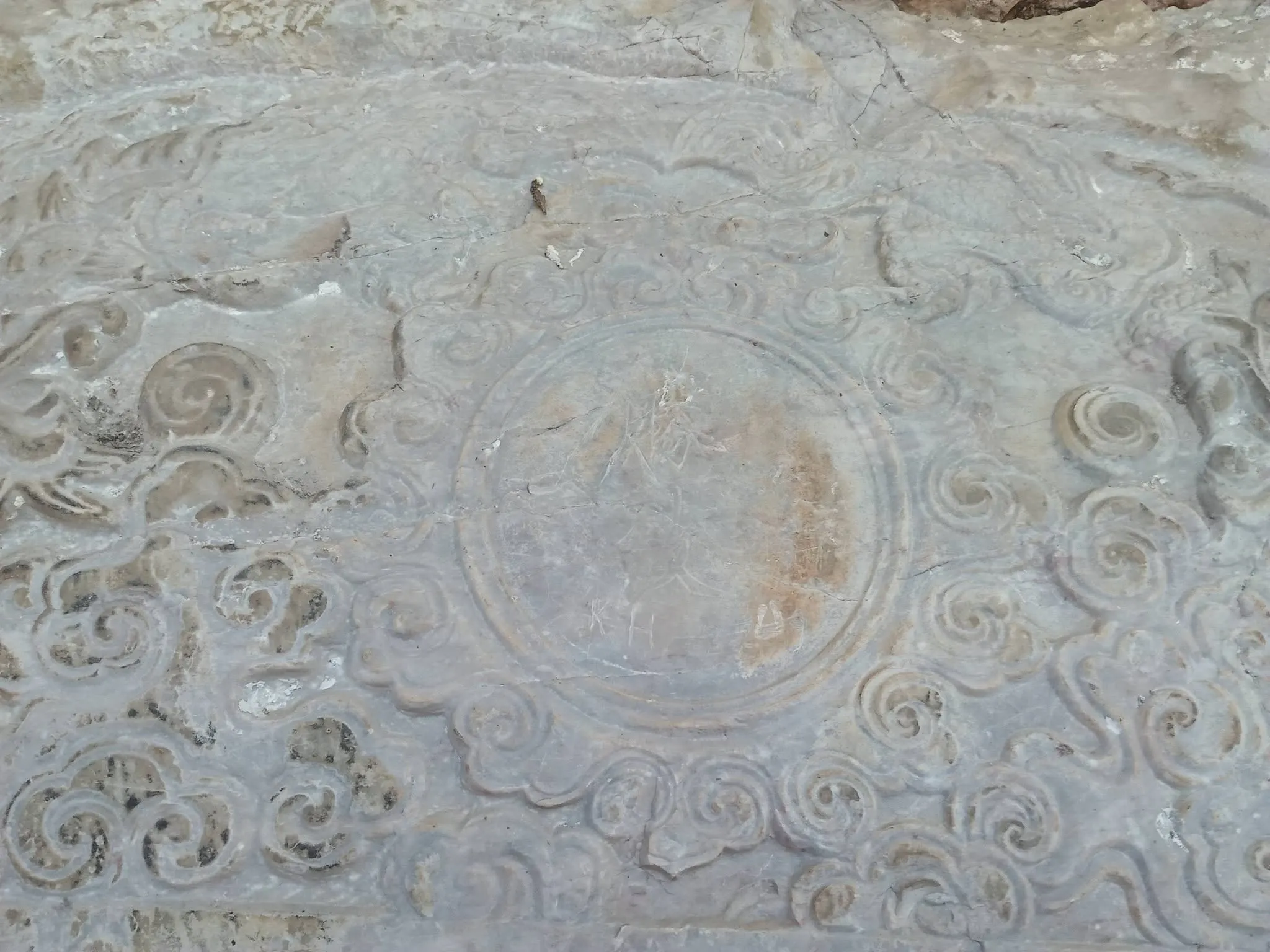 Bia đá tại chùa Vô Vi.