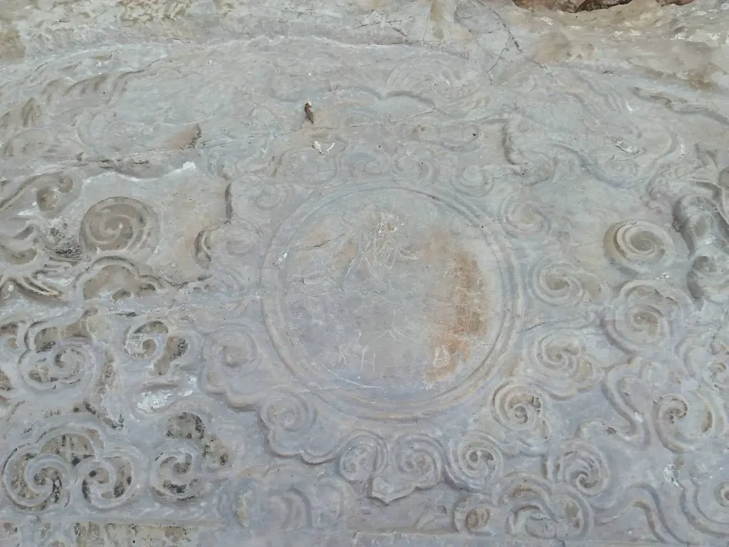 Bia đá tại chùa Vô Vi.