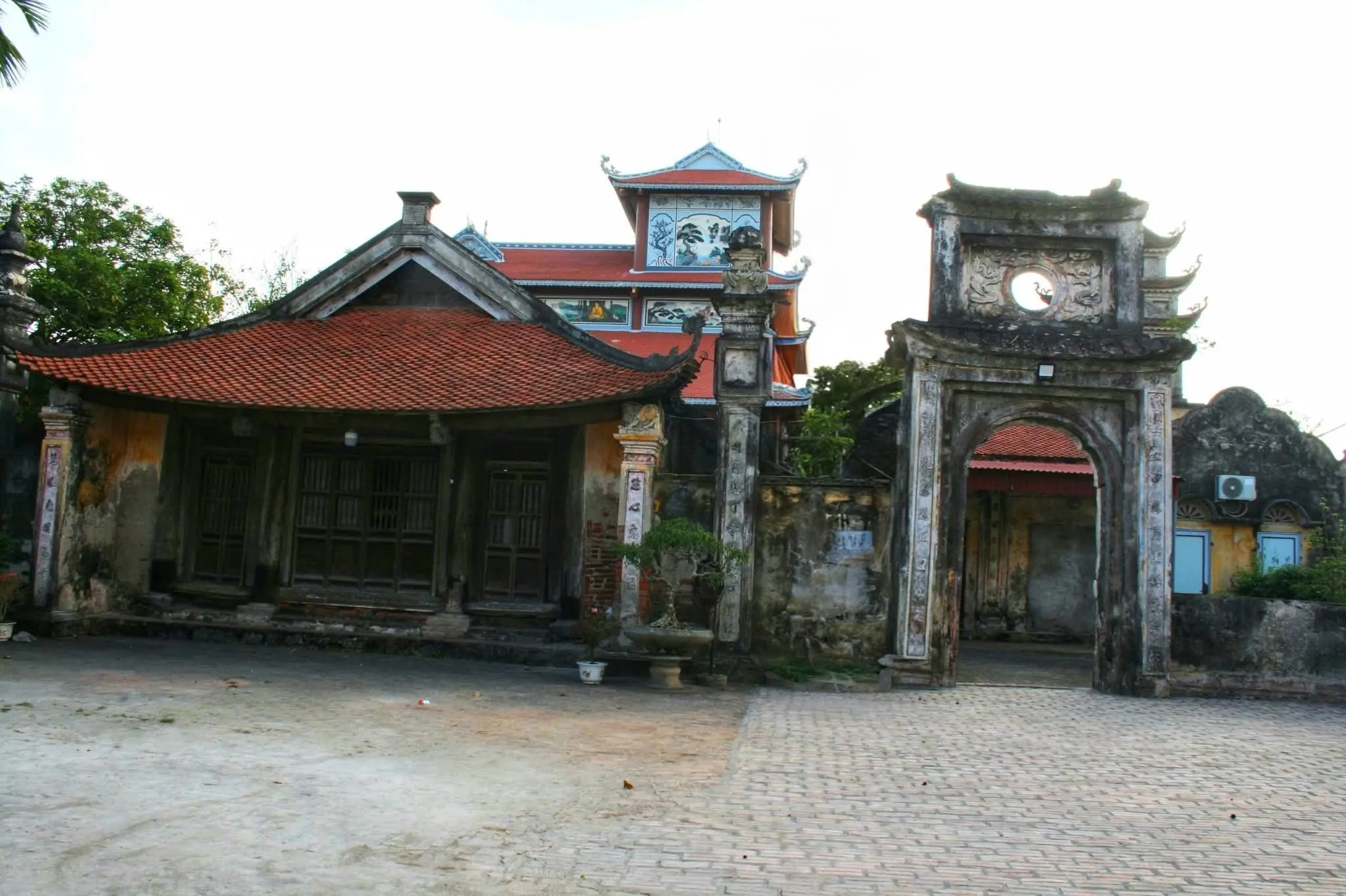Cổng miếu thành hoàng làng trong khu Di Tích Hoành Nha nhìn từ trong ra