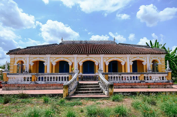 Cảnh quan di tích Nhà Cổ Thanh Phú Long