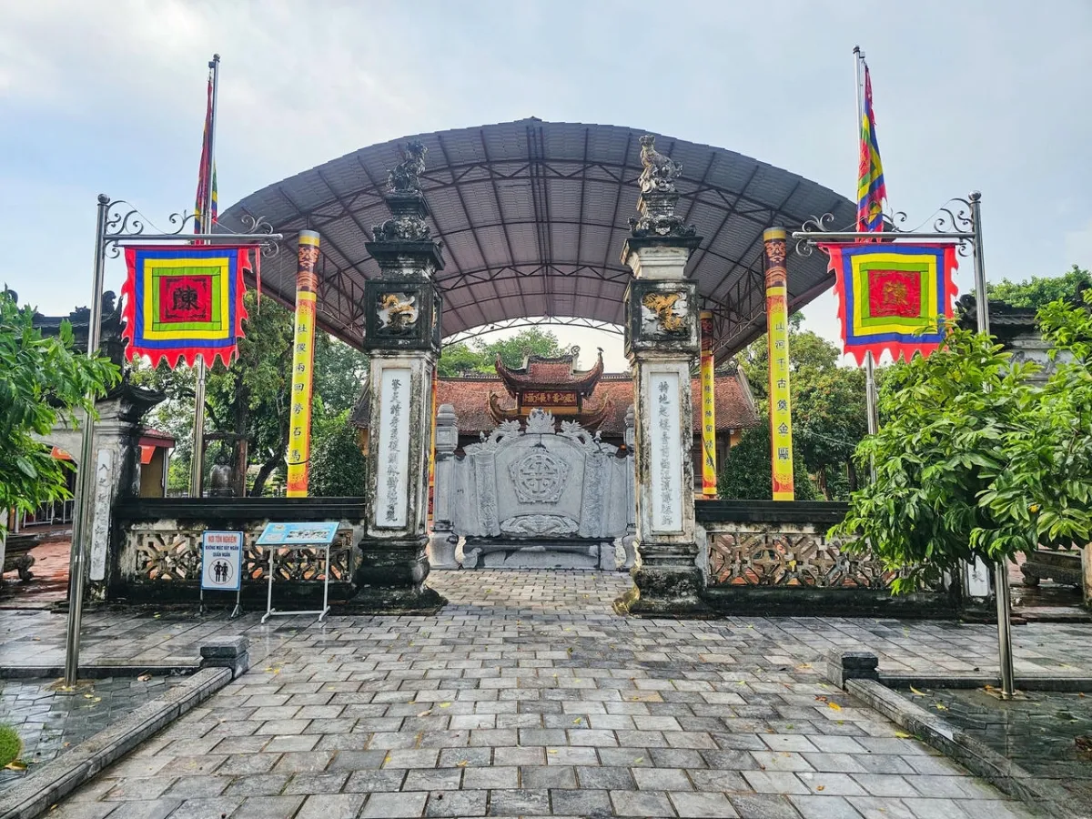 Nghi môn Đền Trần Thương