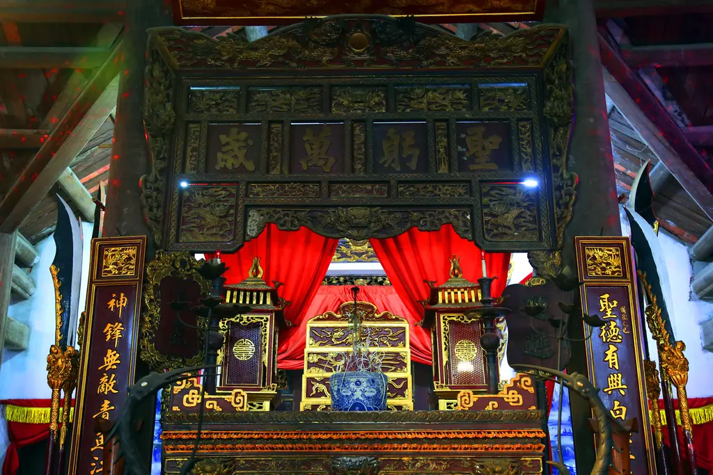 Cửa võng trong đình Ngọc Mạch