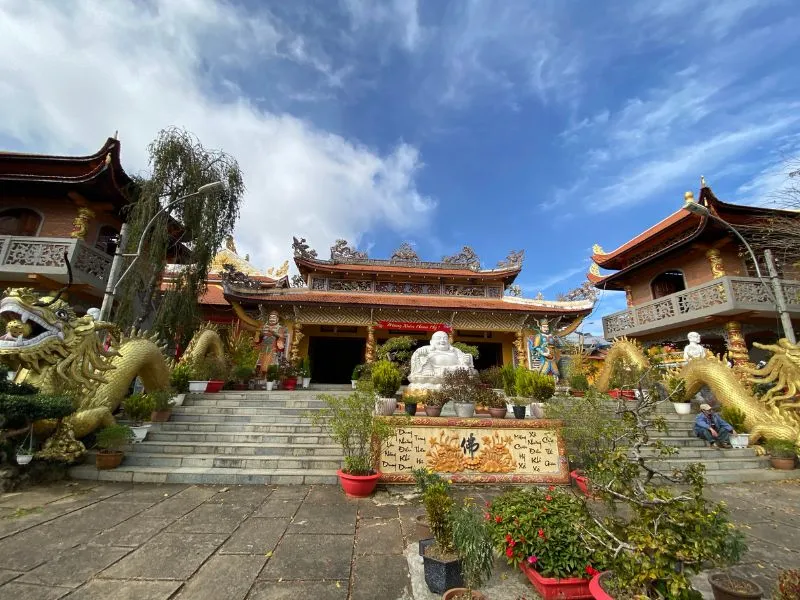 Khuôn viên Chùa Linh Quang