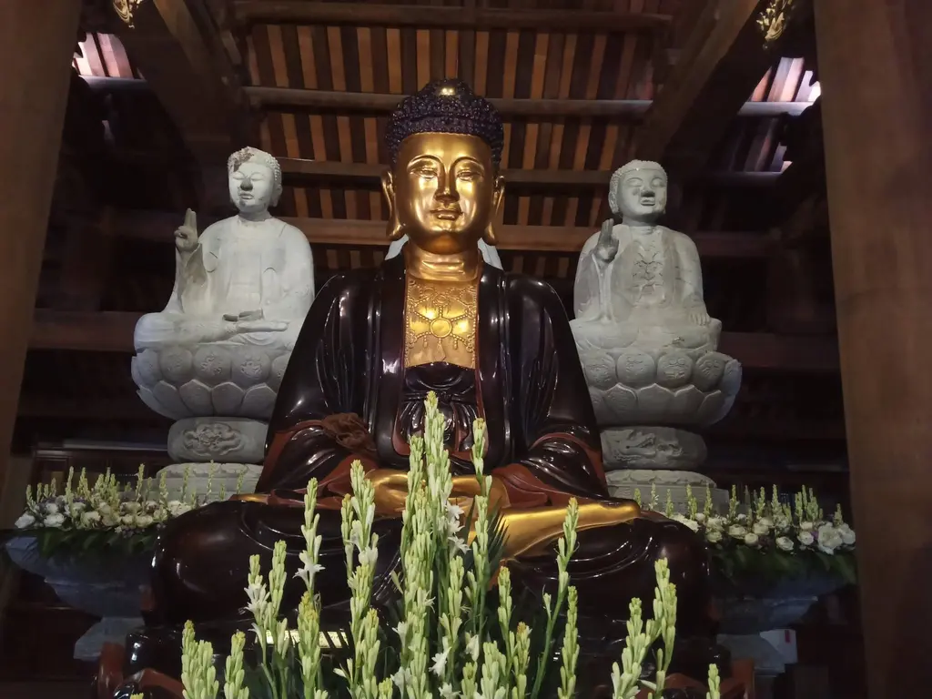 Ba pho tượng Tam thế  Chùa Ngọc Khám