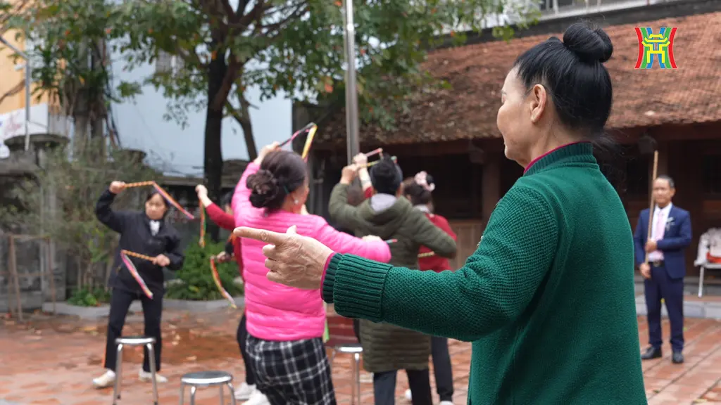 Nghệ nhân Minh Tám cùng mọi người tập luyện các đường nét múa trong bài trống hội do bà tự dàn dựng
