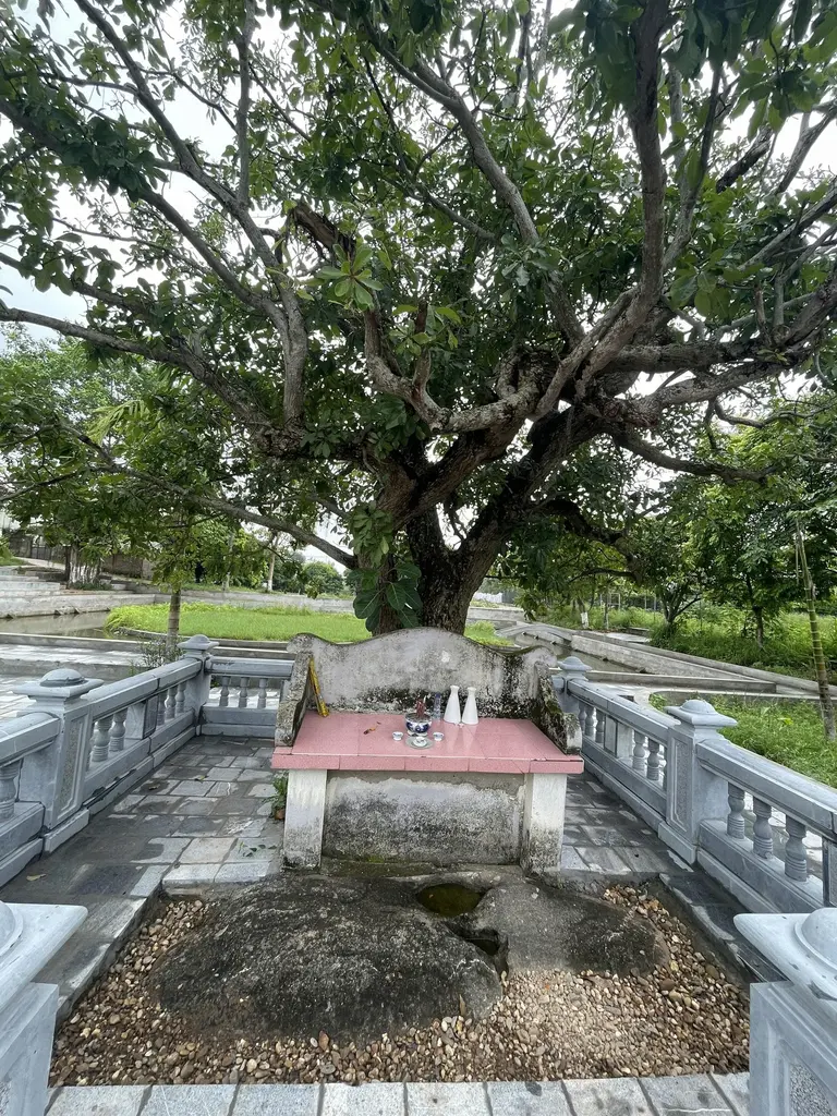 Dấu tích vết chân Phù Đổng tại đền Thanh Nhàn