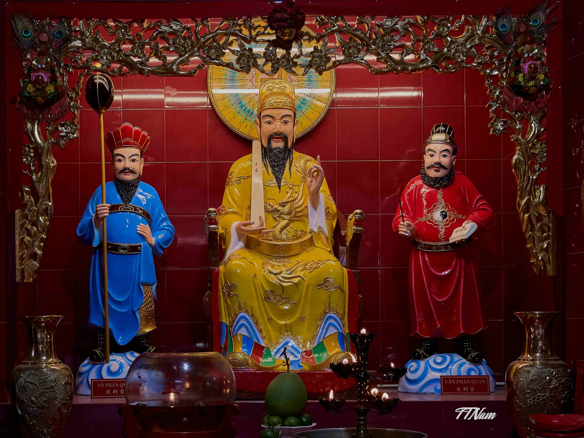 Một ban thờ trong Hội quán Ôn Lăng