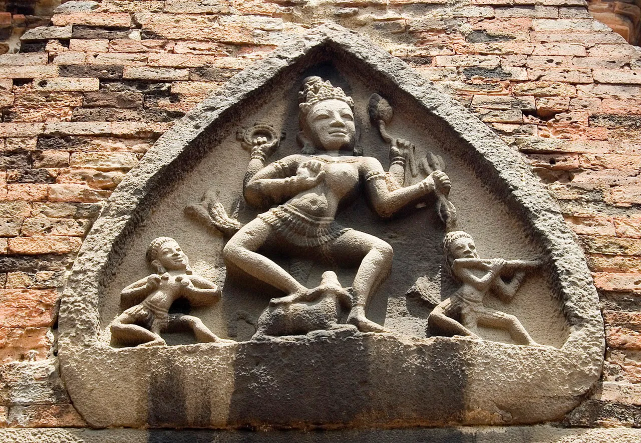 Hình nữ thần Durga đang múa giữa hai nhạc công ở tháp chính Ponagar