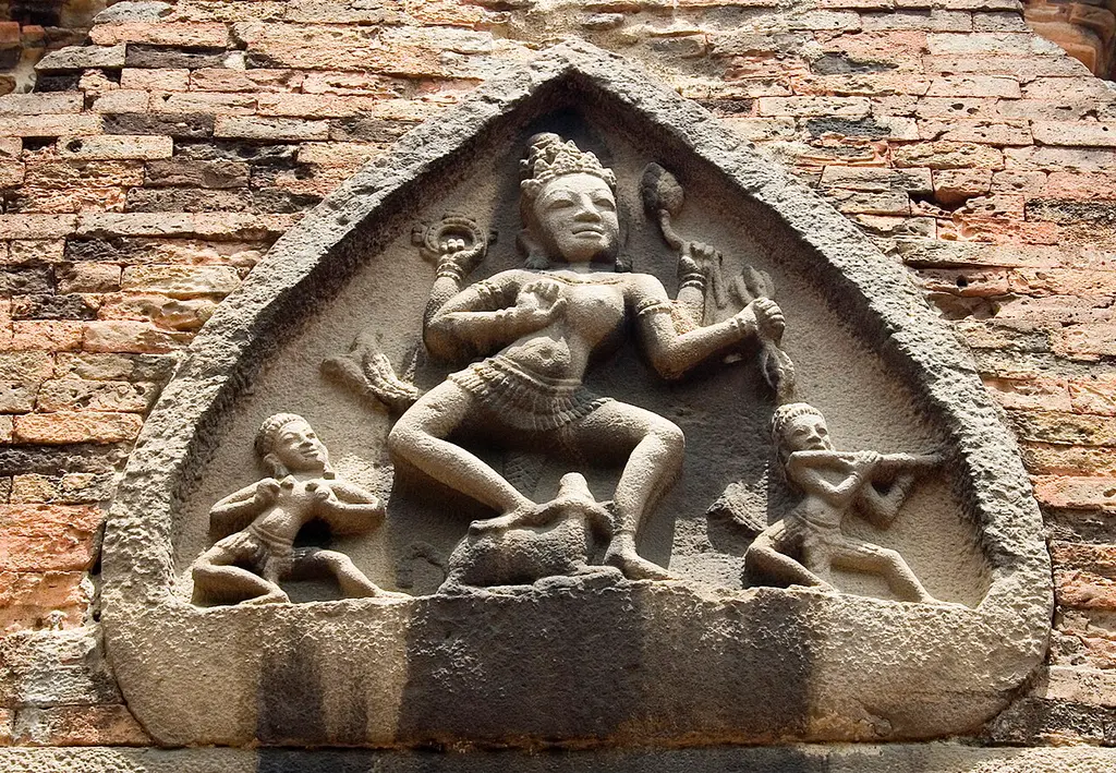 Hình nữ thần Durga đang múa giữa hai nhạc công ở tháp chính Ponagar