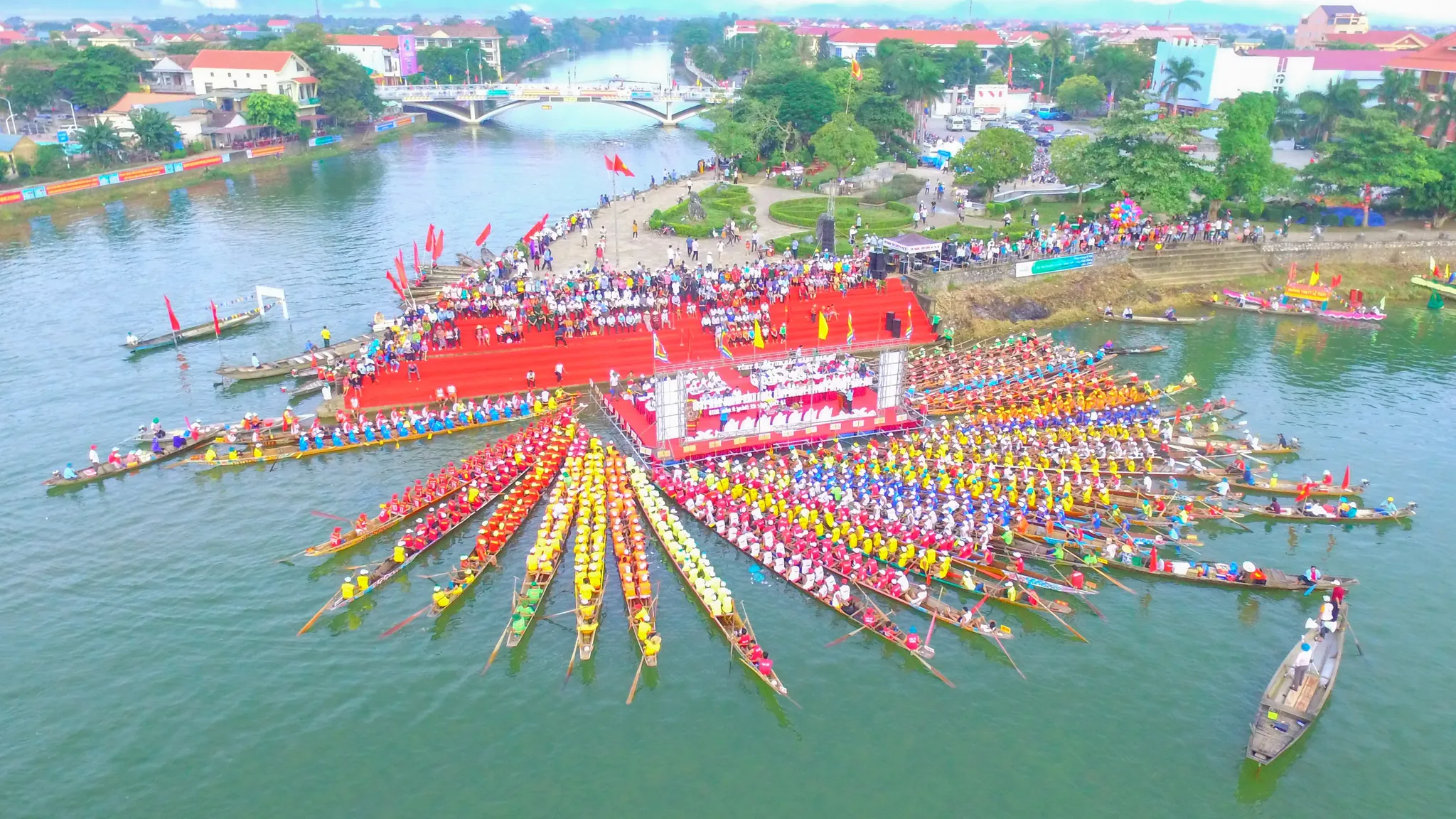 Quang cảnh lễ hội bơi đua trên dòng Kiến Giang tại Lễ hội Đua thuyền Lệ Thủy