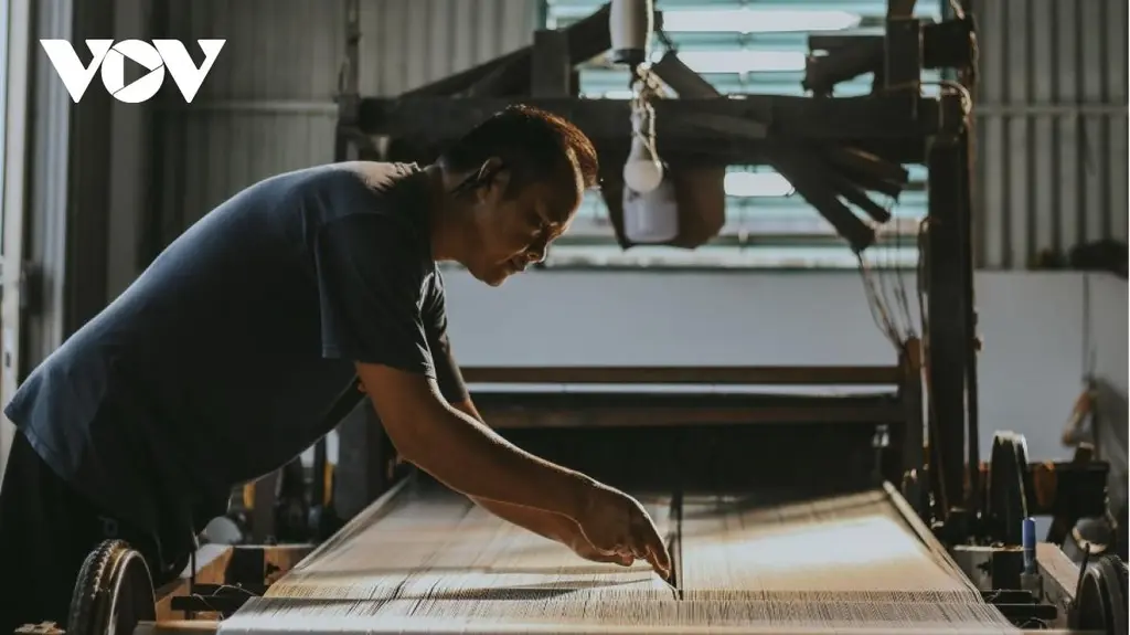 Công đoạn dệt lụa bằng khung máy