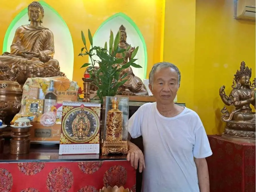 Nghệ nhân Nguyễn Văn Ứng bên những tác phẩm của mình
