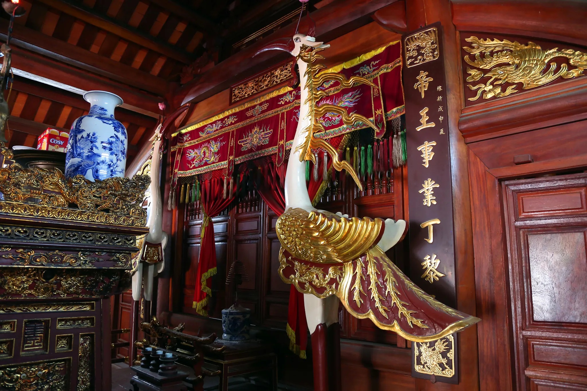 Hạc đứng trong đình Tu Hoàng