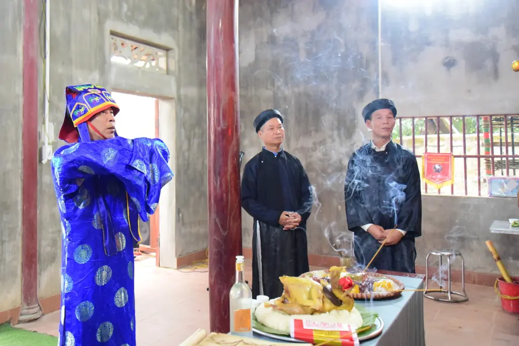 Chủ tế thực hiện nghi lễ tế tại Lễ hội đình Ngọc Tân