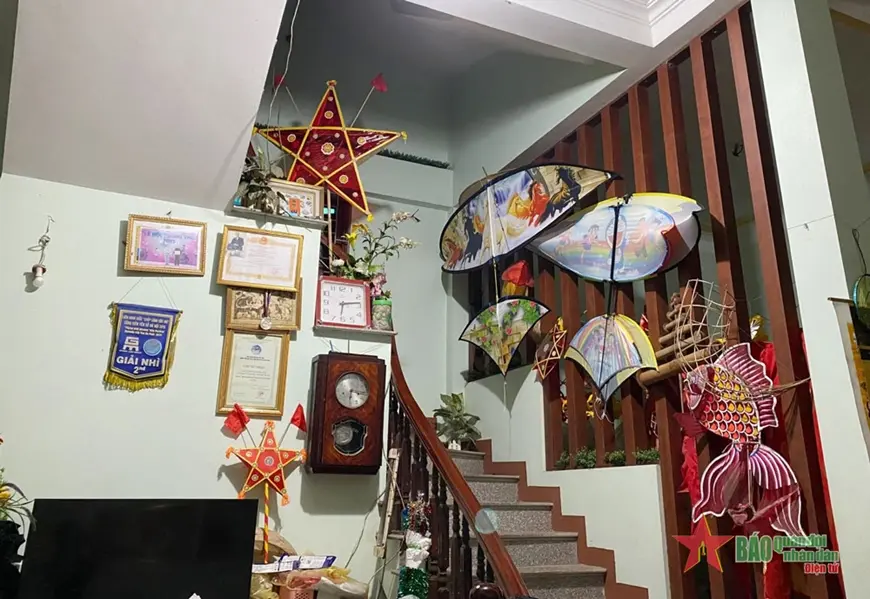 Ông Quyền chế tác đủ các món đồ chơi dân gian như Diều, đèn ông sao, đèn cá chép, sáo
