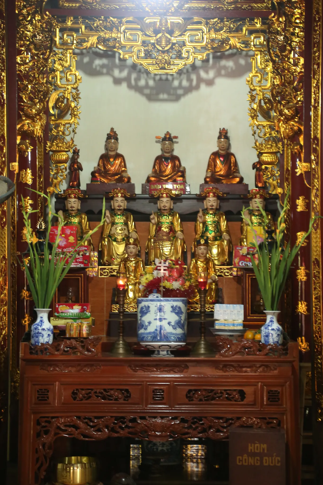 Một ban thờ trong chùa Hòe Thị (hay Hương Đỗ Tự)