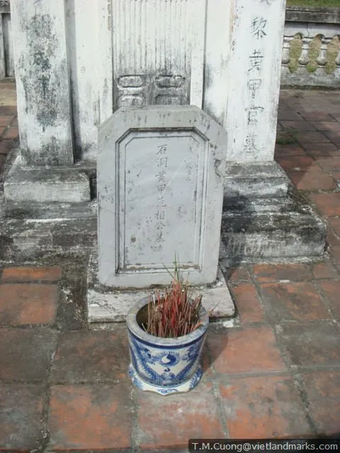 Bia mộ tại Nhà Thờ Và Mộ Tiến Sĩ Phạm Nguyễn Du