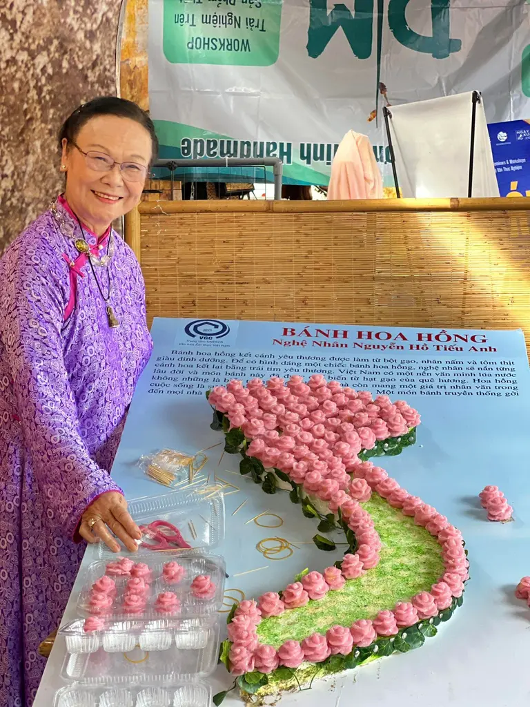 Tác phẩm Bánh hoa hồng của Nghệ nhân Hồ Đắc Thiếu Anh