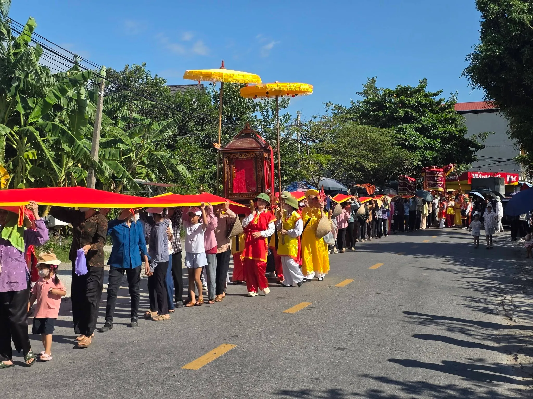 Tục lệ đội cầu rước Mẫu lên chùa bái Phật tại lễ hội đền Đồng Bào.