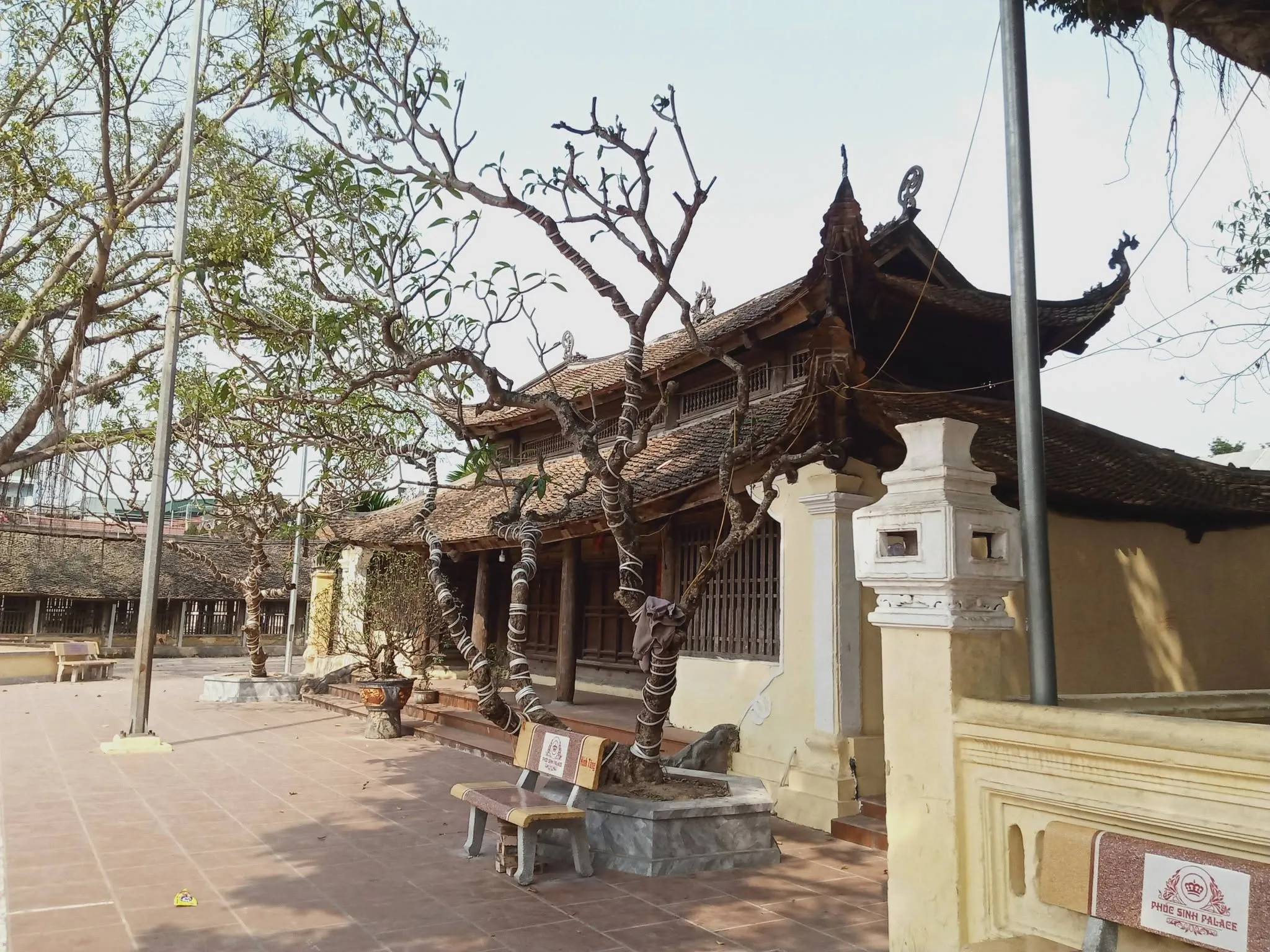 Phía trước đình Hữu Bằng