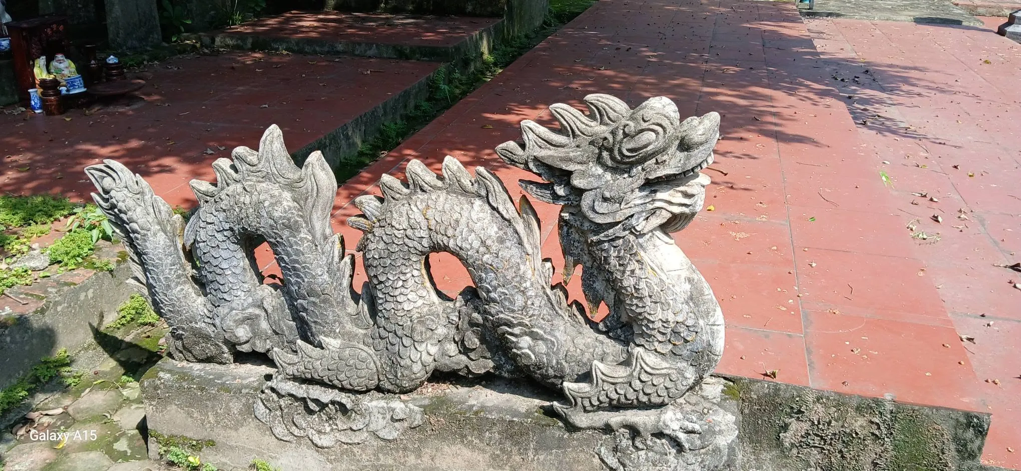 Hiện vật rồng đá trong đình làng Tiên Lữ