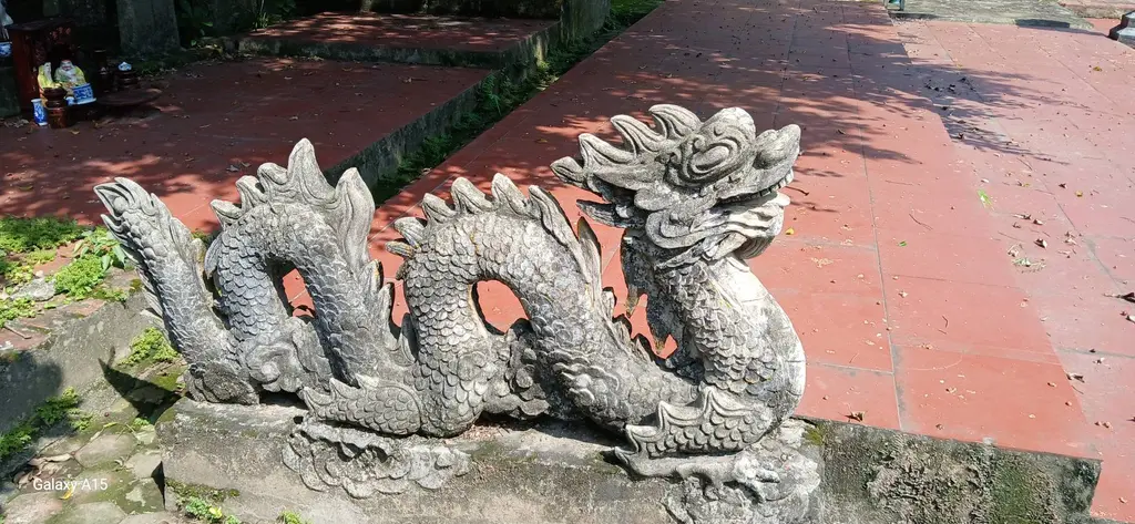 Hiện vật rồng đá trong đình làng Tiên Lữ