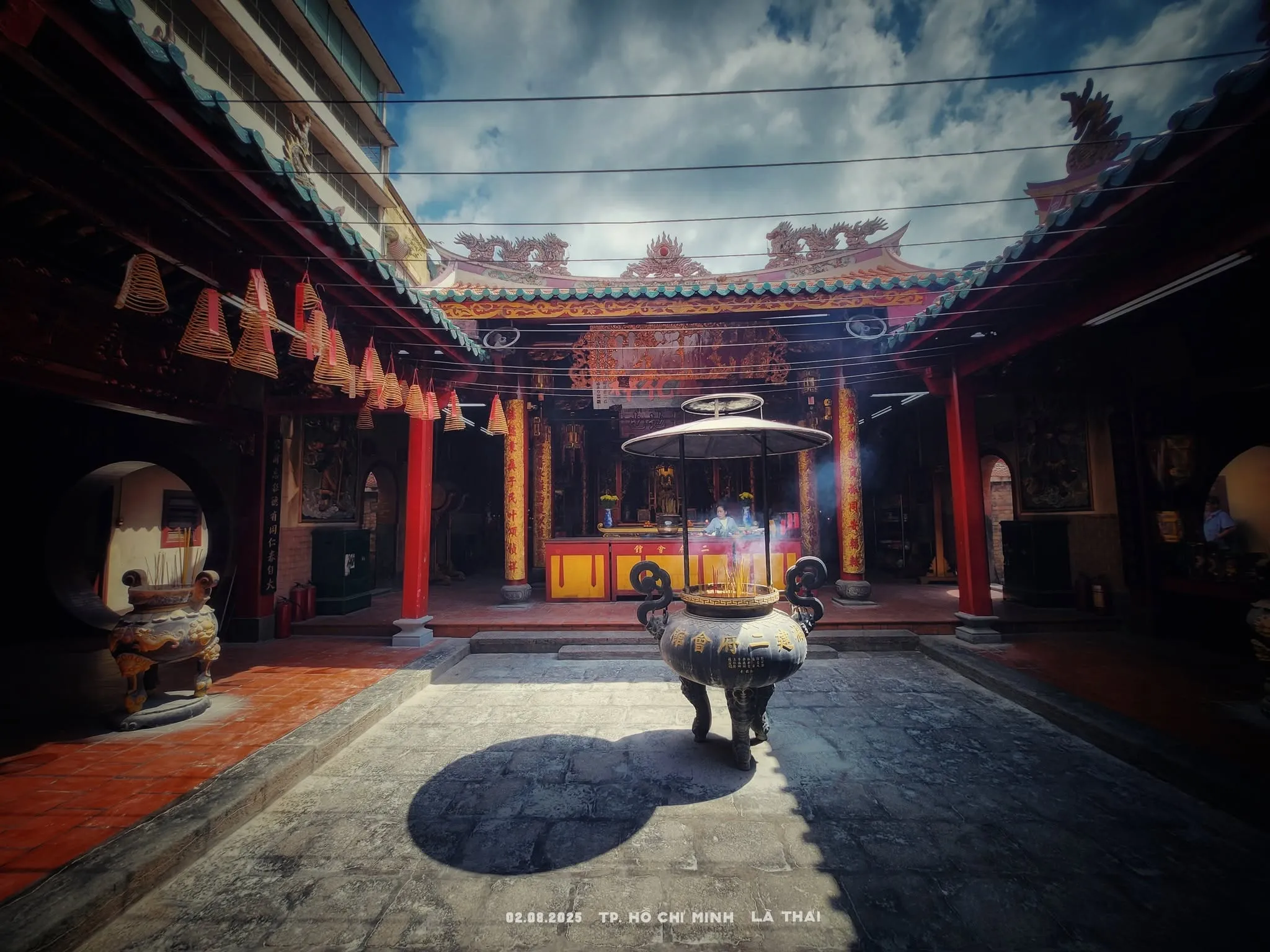 Khuôn viên Miếu Nhị Phủ
