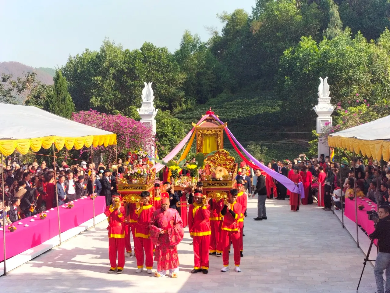 Dâng lễ Lễ hội Núi Văn – Núi Võ