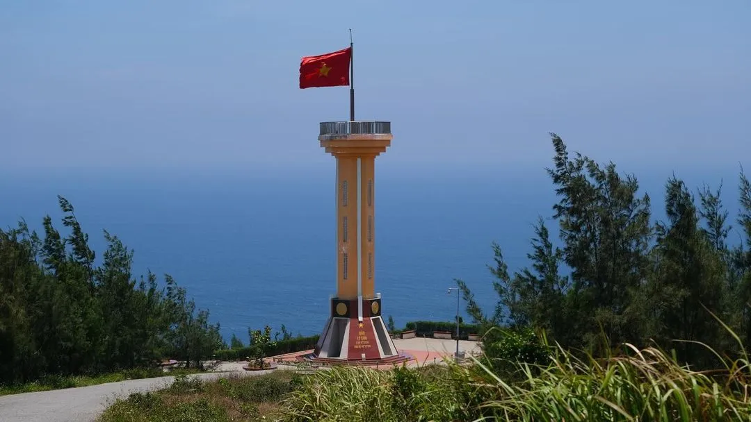 Cột cờ trên di tích danh thắng Núi Thới Lới