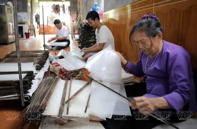 Công đoạn gỡ và đóng gói bánh đa nem