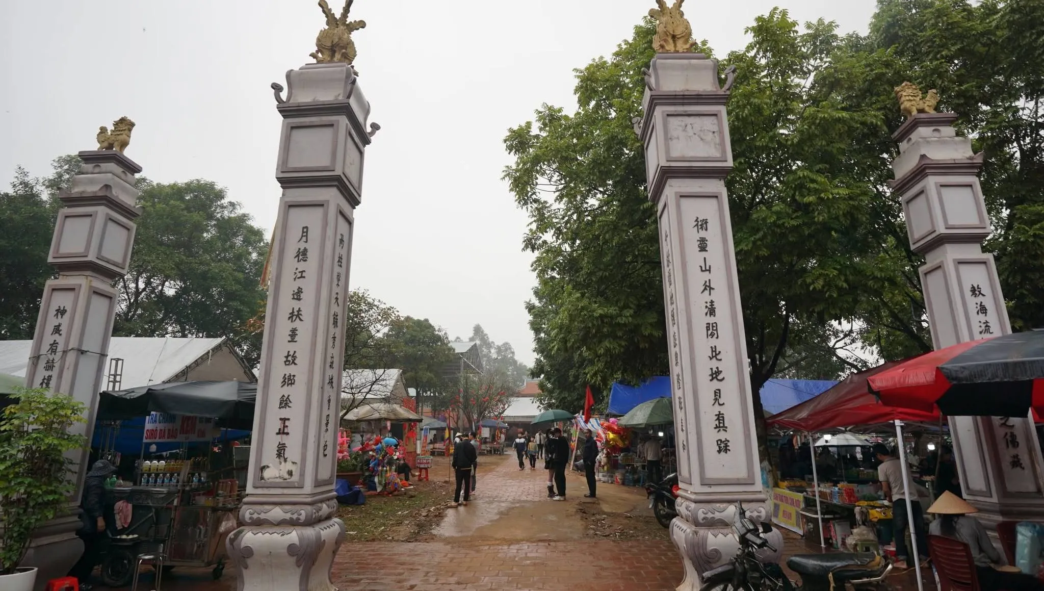Cổng vào đền Thanh Nhàn (xã Nội Bài)