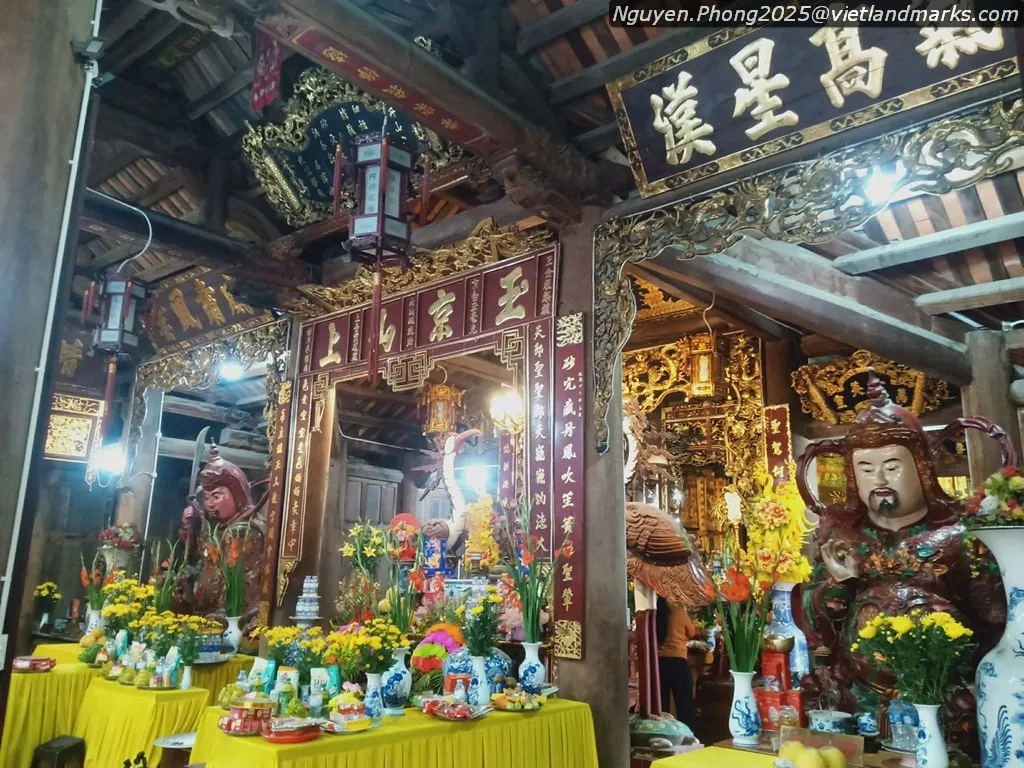 Gian thờ bên trong Quán Linh Tiên