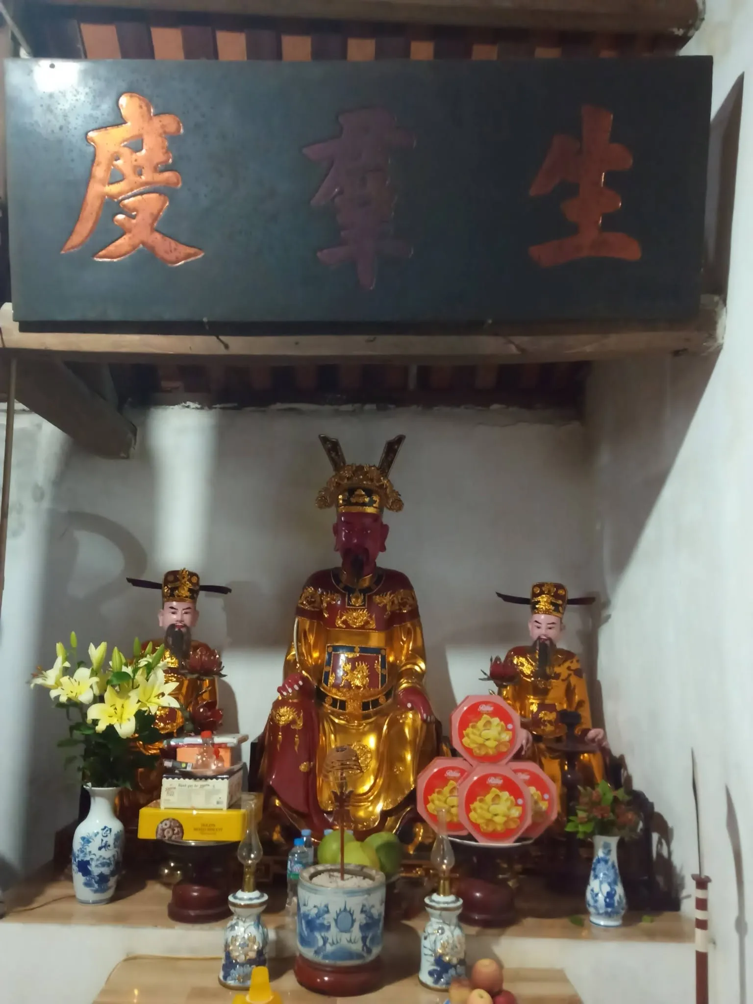 Ban thờ trong chùa Hoàng Kim