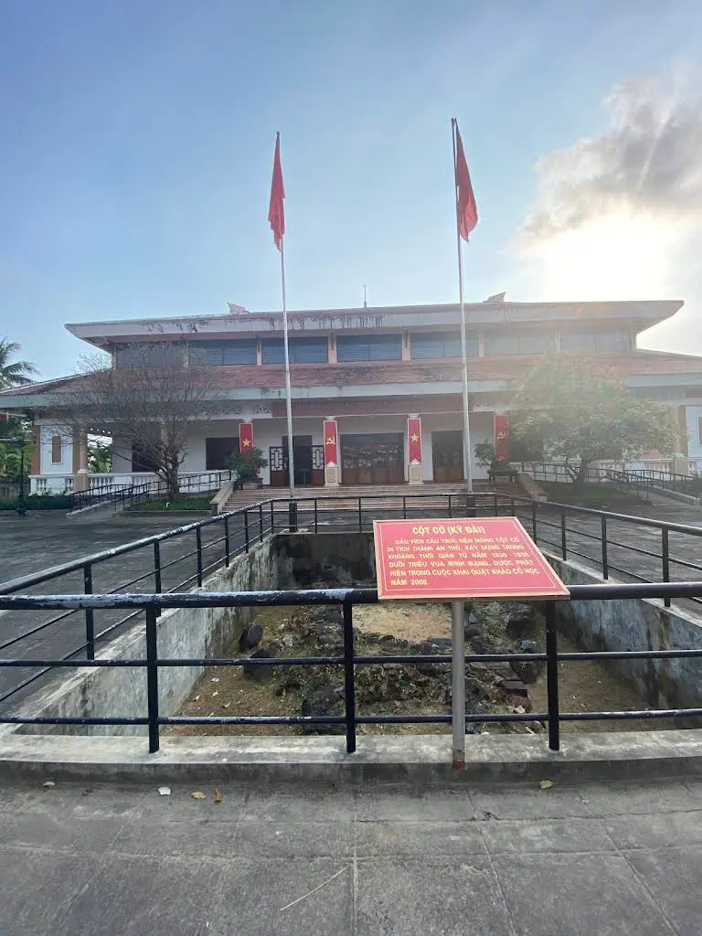 Cột cờ kỳ đài dấu tích cấu trúc nền móng di tích Thành An Thổ