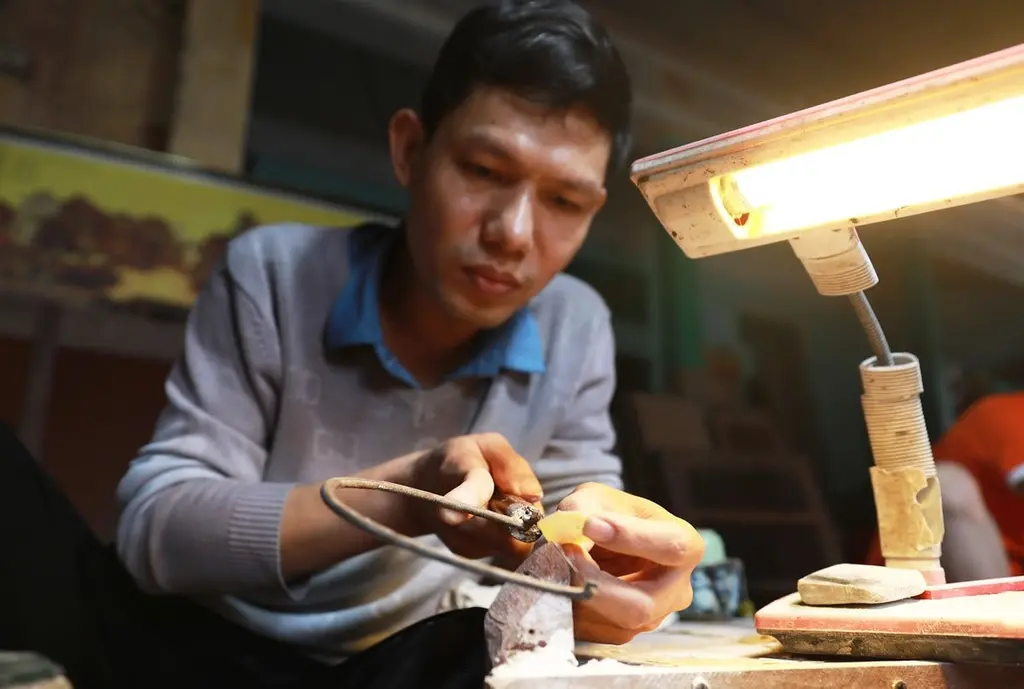 Người thợ đang tiến hành cưa mảnh trai, ốc