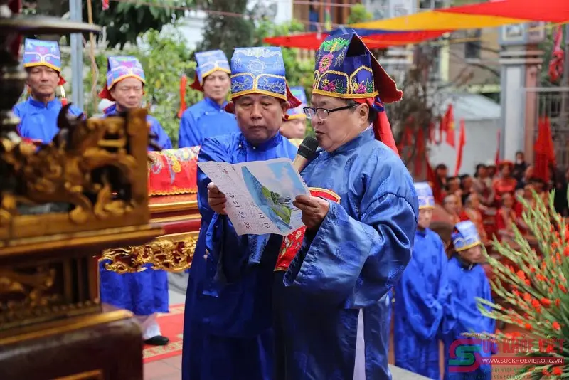 Chủ tế đọc văn khấn tại Lễ hội Đình Phú Xá