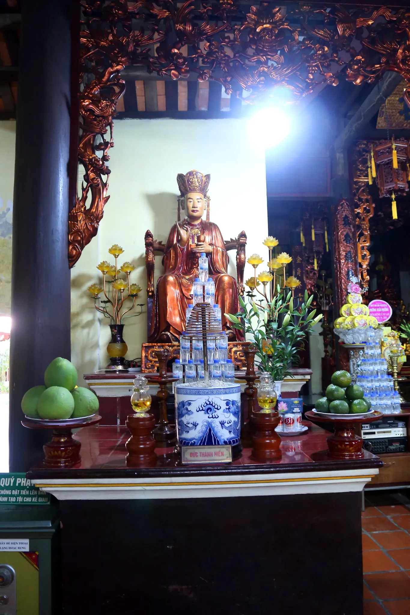 Tượng phật trong Chùa Tu Hoàng (Càn Phúc tự)