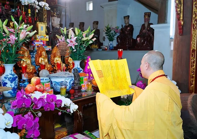Các nghi thức diễn ra để cầu siêu cho người đã khuất tại Lễ hội Vu Lan chùa Sùng Hưng Cổ Tự