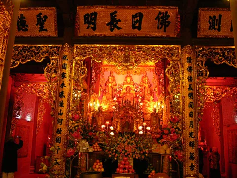 Ban thờ bên trong Chùa Thành