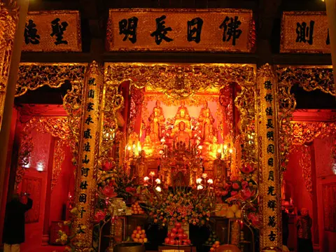 Ban thờ bên trong Chùa Thành