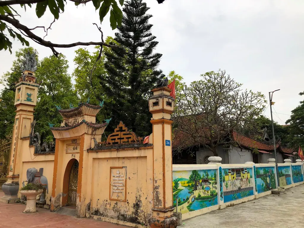 Phía bên ngoài cổng Chùa Thiệu Long