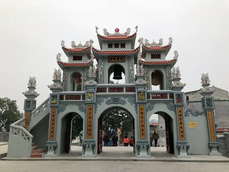 Cổng tam quan Đền Bà Chúa Kho