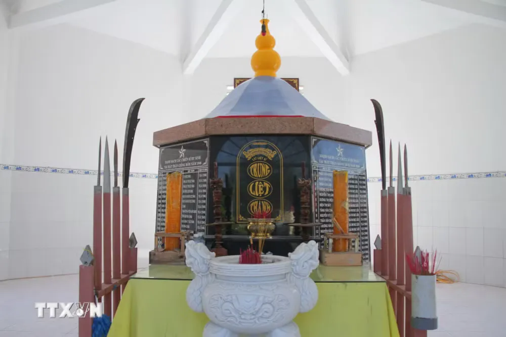 Bên trong Đài Trung liệt thánh tại Di tích Giồng Bốm