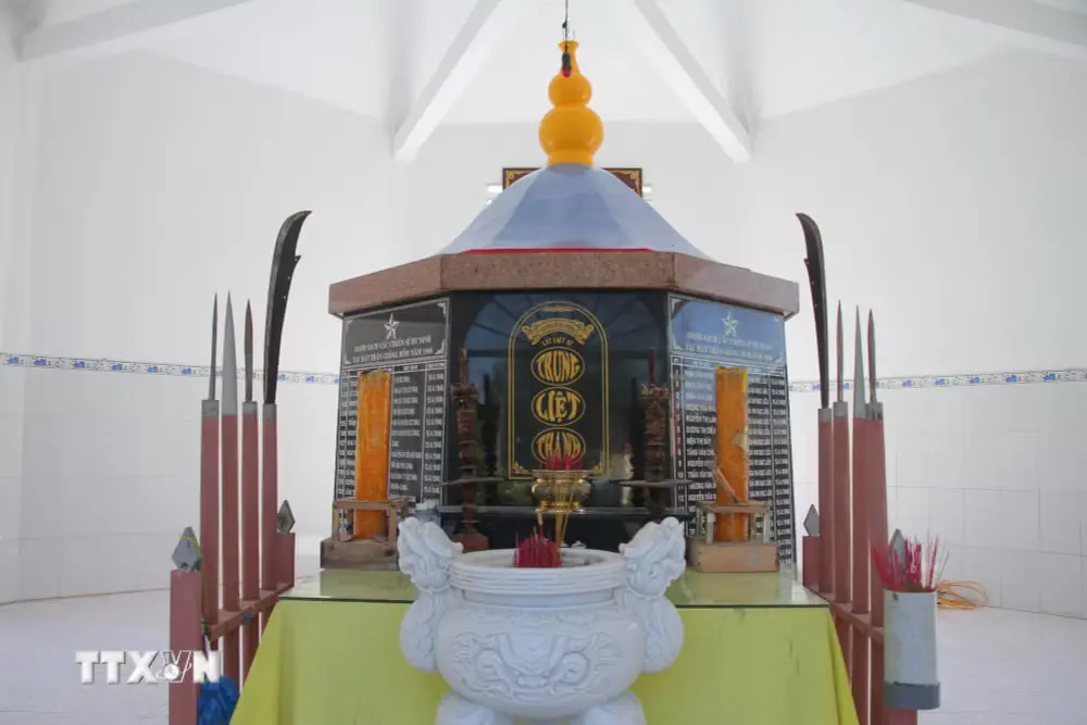 Bên trong Đài Trung liệt thánh tại Di tích Giồng Bốm