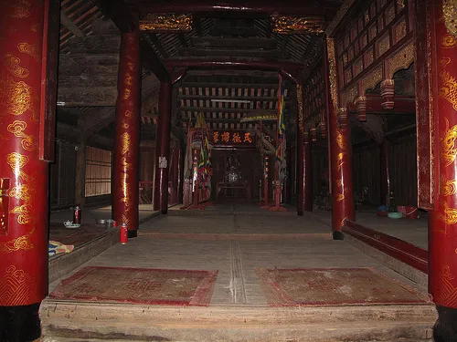 Bên trong Đình Trà Cổ