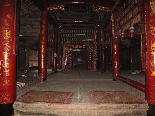 Bên trong Đình Trà Cổ