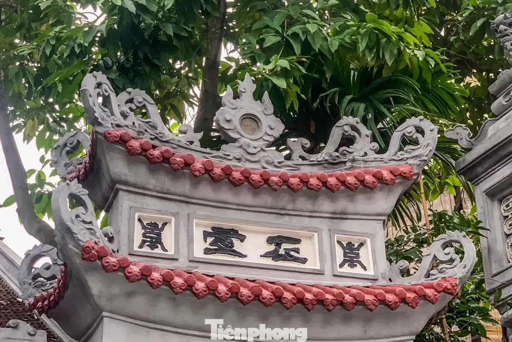 Một góc kiến trúc, trang trí đình đền Vũ Thạch