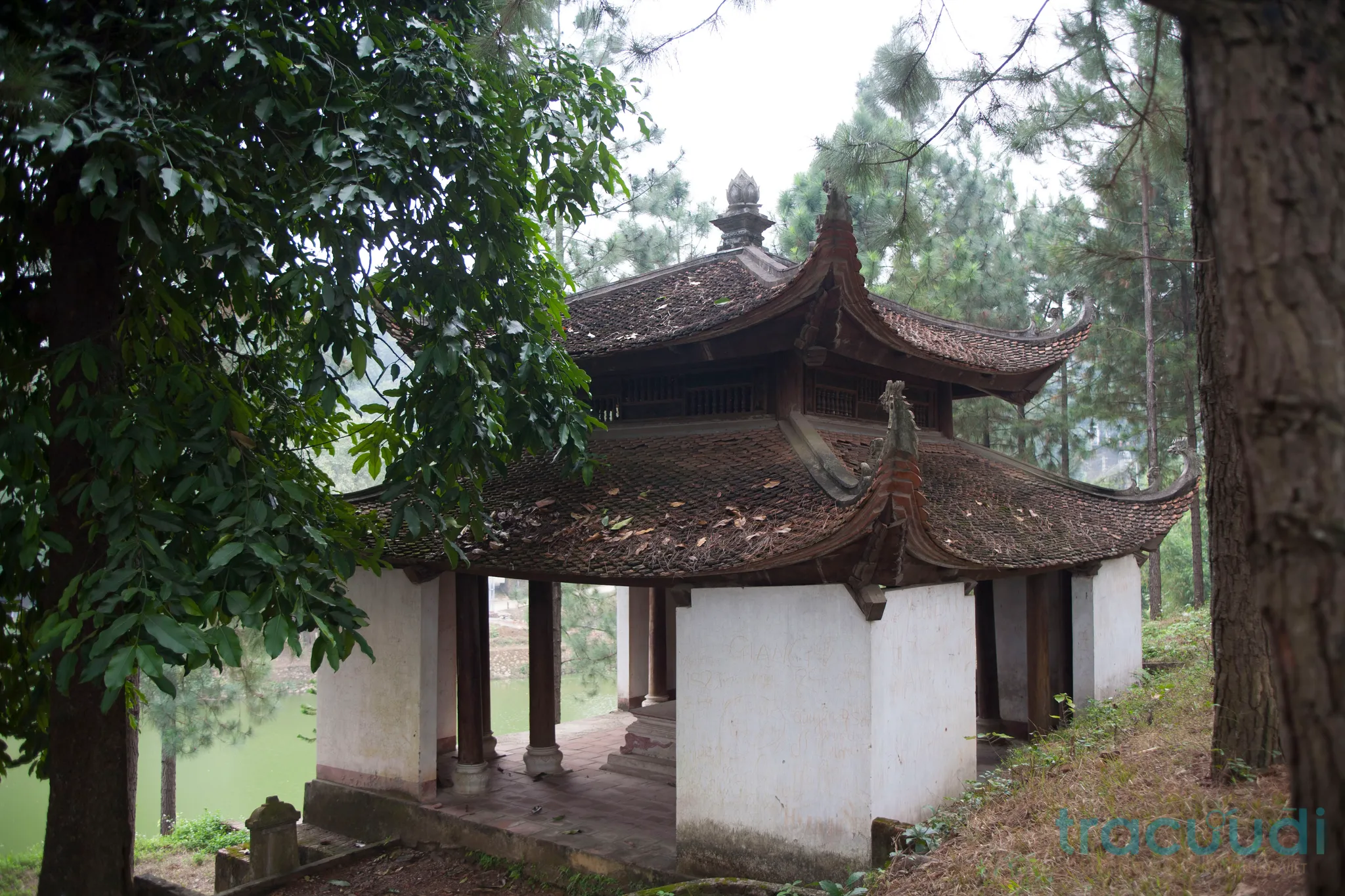 Cảnh quan di tích Chùa Trăm Gian