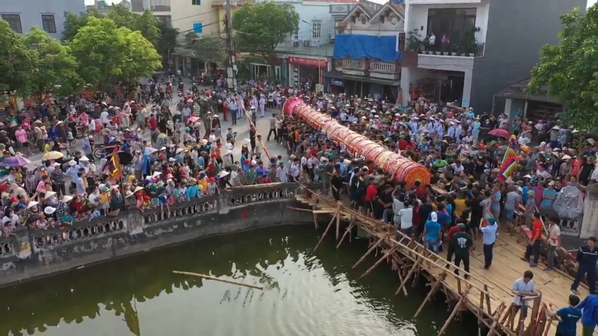 Đoàn rước Hội đền Lộng Khê